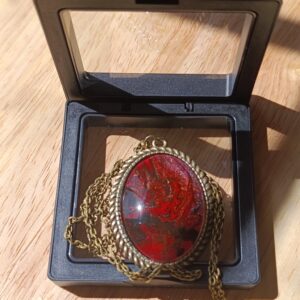 Pudełko z czerwoną kokardą i zawieszką owalną o wymiarach oczka 40 mm x 30 mm