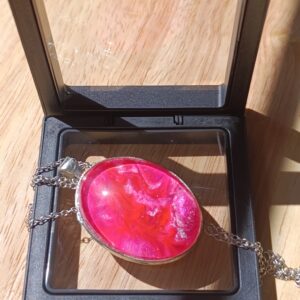 Pudełko z czerwoną kokardą i zawieszką owalną o wymiarach oczka 40 mm x 30 mm